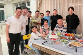 德云社众人为郭德纲老婆庆生，王惠携6岁儿子坐C位，张云雷再缺席图片