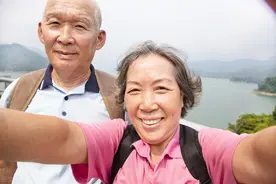人过六十，男人会喜欢什么样的女人？三位男人说了要求图片