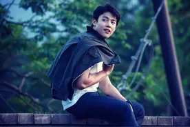 颜值高却无脑，泰星Mark赞新冠为英雄，网友称其"无脑美人"图片