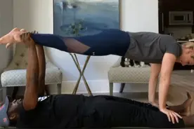 真强壮！36岁滑雪女王与黑人男友在家锻炼，男友托举她做仰卧起坐图片