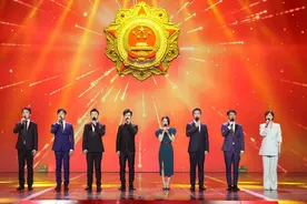 众星齐聚东方卫视！周迅个小站C位，黄晓明脸比郭涛瘦一圈图片