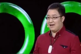 小伙子自信满满带一对满绿翡翠鉴宝，专家一番话让他出了一身冷汗图片