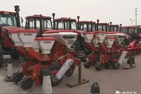 齐齐哈尔市泰来县：秸秆还田离田处理，技术人员来支招图片