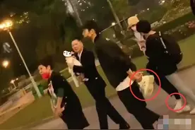 郭碧婷一家五口散步，向太暴瘦向华强抱娃，半岁女儿受宠她被忽略图片