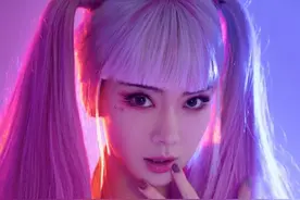 戚薇COS小丑女，粉红双马尾造型与老公共度520图片