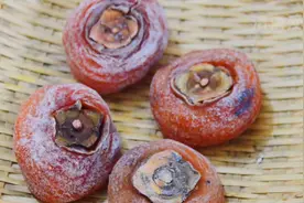 晒柿子时，直接晒是大错，农户教你一招，只用1周柿子香甜软糯图片