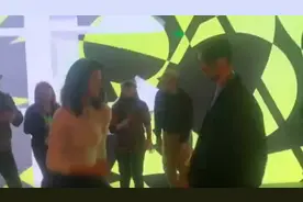 36岁王传君生日派对喝高了？当众亲吻绯闻女星，两人曾多次被拍图片