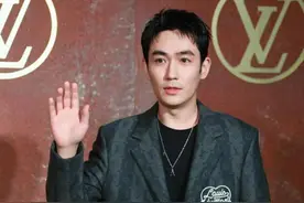 章子怡5个大金镯子，抢镜LV大秀，这些女星又刚又飒图片