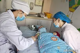 为救6岁患病儿子，男子医院附近摆地摊卖袜子：赚10块都是希望图片