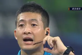 争议！上港后卫禁区明显手球，主裁判未吹点球，对手主帅咆哮抗议图片