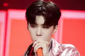 范丞丞的新歌舞台，首次用橙色的麦抢眼！网友：配上丞星就是绝配图片