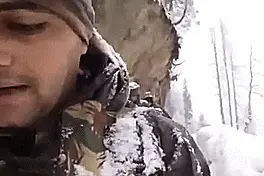 拉达克下大雪，印军小分队上山巡逻：只穿着单衣，冻得发抖裹毯子图片