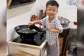 萌娃作妖在厨房做“水煮鱼”，父母哭笑不得，网友：反常必有妖图片