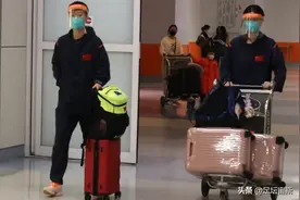 国乒两路人马抵达美国，孙颖莎坐飞机拍照，王曼昱穿新队服现身图片