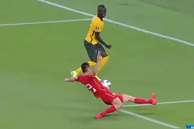 漏人+两次解围都踢空！李铁冒险用人成败笔，于大宝踢中卫真不行图片