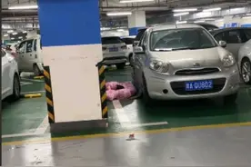 河南郑州：女子为了省钱在地下停车场打地铺，看着让人心酸图片