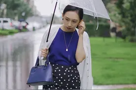 初秋轻熟风：优衣库蓝色上衣+波点裙，让下雨天也变得温柔图片