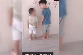 兄弟俩弄碎妈妈香水被罚站，“神对话”让妈妈笑出声：俩活宝图片