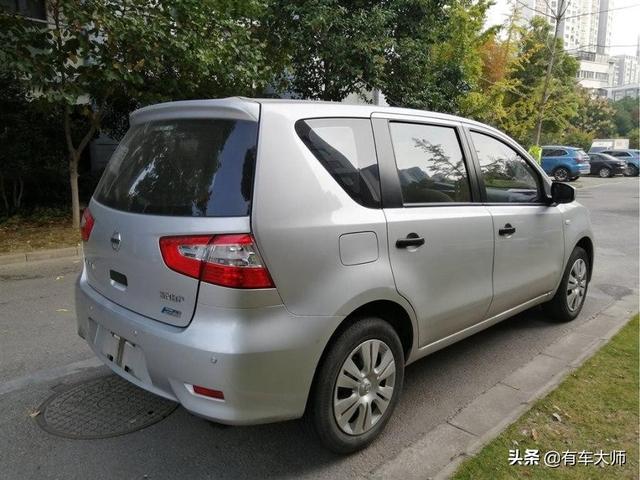 6万买合资还是自主？还得载人拉货，五菱宏光Plus对比日产骊威