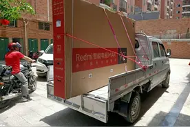 别羡慕红米电视用吊车安装了，安装费7738元，羊毛出在羊身上图片