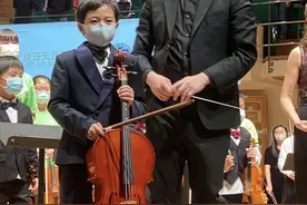 郭晶晶祖孙三代齐出镜！穿着朴素看儿子演出，女儿打扮贵气似名媛图片
