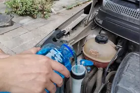 这才是正确加玻璃水的方法，老司机实操演示，小心加错车子要大修图片