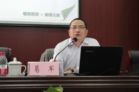 今天葛军站考点门口“自证”清白？考生：放心了！今年他没去出题图片