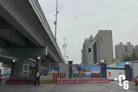 916交通调查 | 围挡施工+不文明驾驶=堵上加堵图片