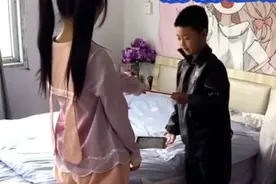 打弟弟得趁早？8岁姐姐把3岁弟弟打哭，父母不插手：她比较会教图片