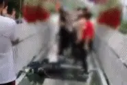吓人！杭州某景区玻璃桥上，一群游客竟集体跳舞，保安劝都劝不住……图片
