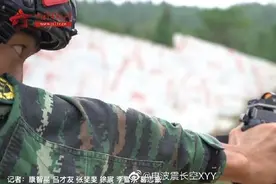 国产手枪配备微型红点瞄准镜 我特战队员近距离交战如虎添翼图片