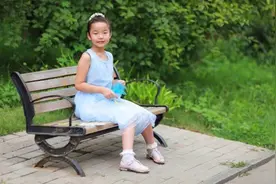 从小只穿“裙子”和只穿“裤子”的女生，不出10年，差距会凸显图片