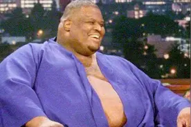 真正的相扑巨人，巅峰体重达800斤，51岁去世后娇妻继承遗产图片