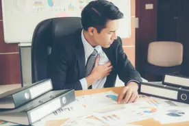 浙江帅小伙剧烈胸痛一周，吃饭喝水都疼！医生一个请求让他意外：你把口罩摘了看看图片