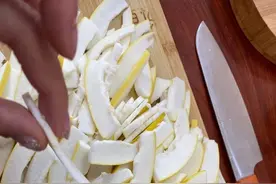 柚子浑身都是宝，柚子皮还能做成饭桌上的美食？快来瞧瞧图片