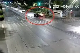 【法治热点早知道】男子驾车途中挑逗搭讪旁边网约车内女乘客，言语轻佻神情猥琐，并一路狂追还别车，行拘！图片