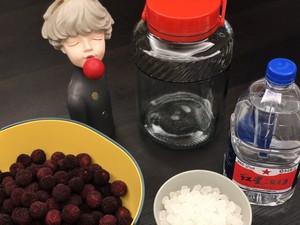 杨梅酒怎么泡？妙招配方教给你，清香好喝不上头，放的久不易坏