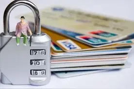 ATM机放卡的入口贴胶布 什么操作？图片