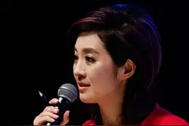 央视才女许戈辉爱上有妇之夫，跳槽凤凰卫视，今生活美满幸福图片