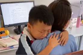 山东一小男孩升入二年级想念一年级老师，休息时跑进办公室找老师图片