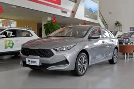 自吸油耗低，实惠还耐用，合资低价大三厢车，实拍起亚K3图片