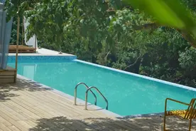 从化这家民宿新开了森林无边泳池，乡野秘境，徒步溯溪，露天电影图片