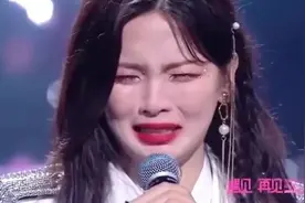 火箭少女101解散，杨超越哭得太惨了图片