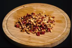 一袋牛奶一碗面，加把红枣筷子一搅就完事，大人小孩抢着吃