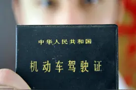 自作主张“代驾”大客车被查获 男子驾照分被扣光还要被拘留图片