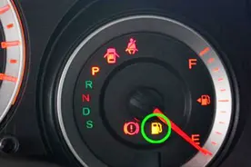 油箱报警灯亮了，车子到底还能跑多远？老司机亲自试验，得出答案