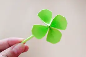 一张纸就可以折出幸运的四叶草，做法很简单，关键漂亮女生都喜欢