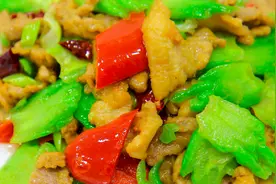 饭店的苦瓜炒肉为啥好吃，炒苦瓜有一个决窍，看厨师长怎么腌肉片