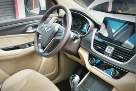 五菱宏光再出“神车”MPV！霸屏东南亚，12万，跟丰田抢市场！视频封面