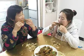 55岁婆婆牙口不好，儿媳焖3斤鸡爪子，嚼劲十足，婆婆说真好咬视频封面